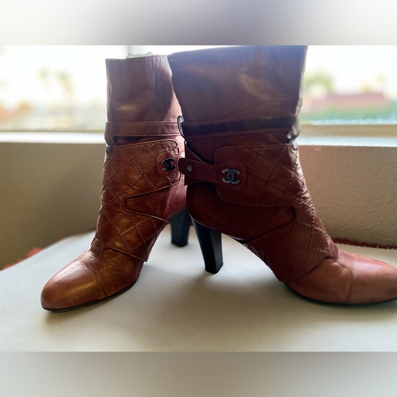 Chanel quilted leather boots- Size 37 1/2 - Picture 10 of 14